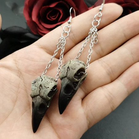 Détails des Boucles d'Oreilles Gothique Crâne de Corbeau  'Sépulture Ailée'