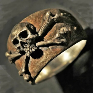 Vue côté droit de la Bague Tête de Mort Pirate - Gardien des Abysses