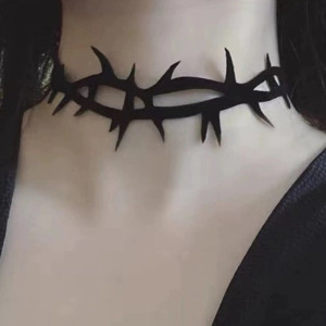Collier Gothique Épineux Noir - 'Étreinte de l'Ombre'
