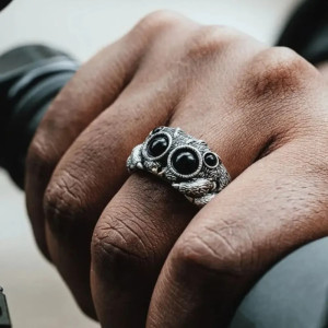 Vue portée de la Bague Araignée Venin Noir de la Gardienne des Ténèbres