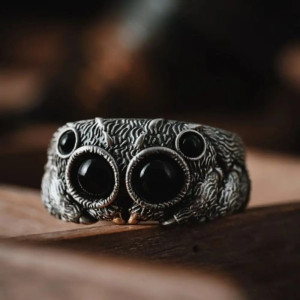 Détails de la Vue portée de la Bague Araignée Venin Noir de la Gardienne des Ténèbres