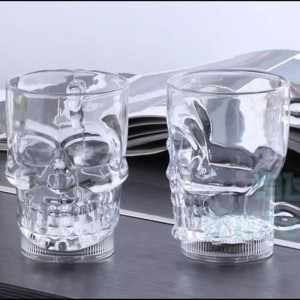 Vue complète du Mug Tête de Mort LED Crâne Néon - Grand Mug Lumineux