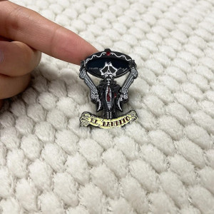 Vue complète de la Broche Pins Tête de Mort El Bandito