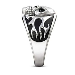 Vue côté de la Bague Tête de Mort Biker Fear Nothing Infernal