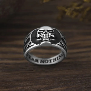 détails complets de la Bague Tête de Mort Biker Fear Nothing Infernal