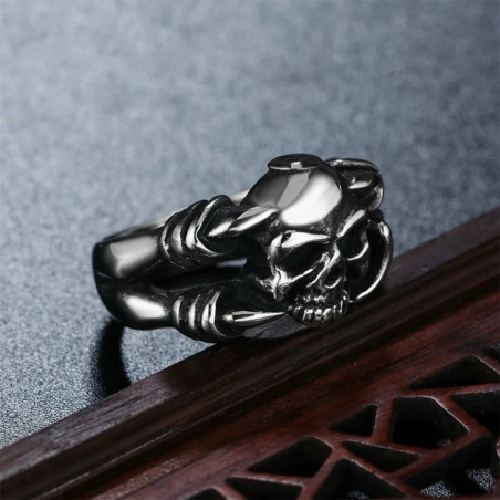 Vue complète de la Bague Tête de Mort Biker Étreinte du Démon