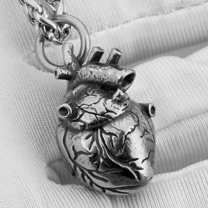 Vue détaillée du Collier Anatomique Gothique – Cœur d'Acier