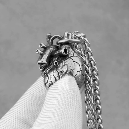 Vue complète du Collier Anatomique Gothique – Cœur d'Acier