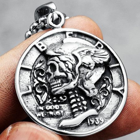Vue détaillée du Collier Tête de Mort – Médaillon du Reaper Ailé