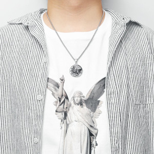 Vue portée du Collier Tête de Mort – Médaillon du Reaper Ailé