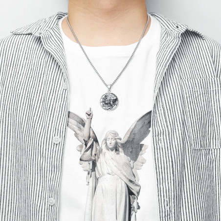 Vue portée du Collier Tête de Mort – Médaillon du Reaper Ailé