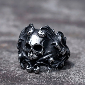 Vue côté gauche de la Bague Tête de Mort – 'Seigneur des Abysses Cornus'