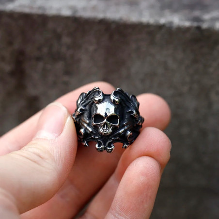 Vue portée de la Bague Tête de Mort – 'Seigneur des Abysses Cornus'