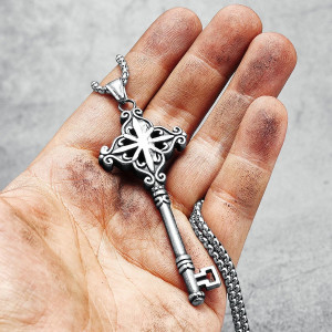 Vue portée du Collier Clé Gothique – Croix du Destin