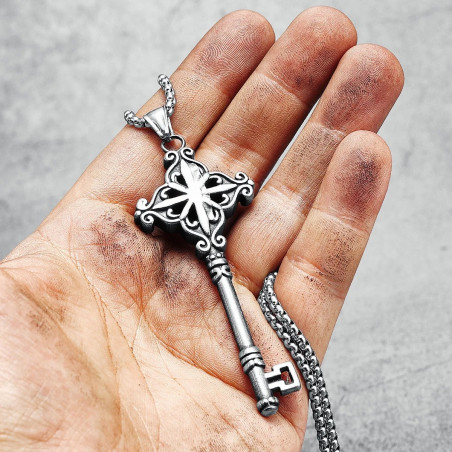 Vue portée du Collier Clé Gothique – Croix du Destin