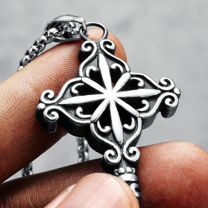 Détails du Collier Clé Gothique – Croix du Destin