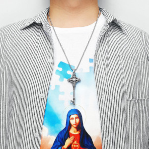 vue portée Collier Clé Gothique – Croix du Destin