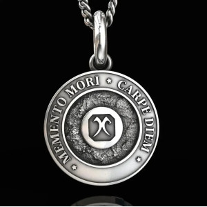 Vue arrière du Collier Tête de Mort Memento Carpe Diem
