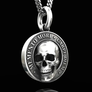 Vue côté du Collier Tête de Mort Memento Carpe Diem