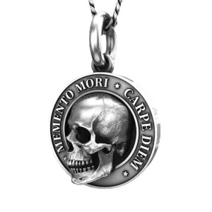 Détails du Collier Tête de Mort Memento Carpe Diem