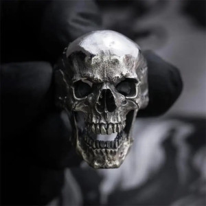 Vue face de la  Bague Tête de Mort – Crâne du Damné