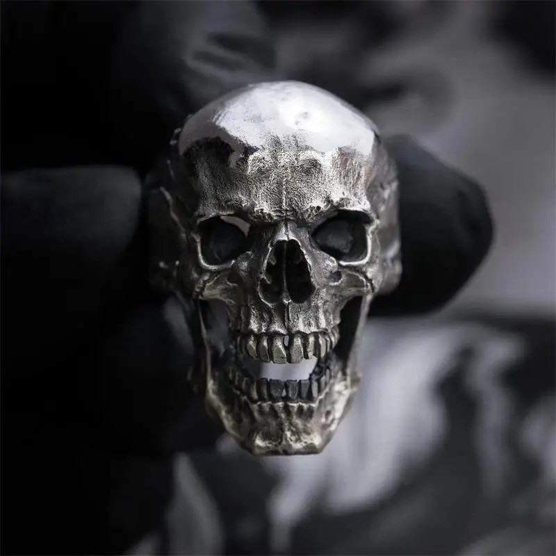 Vue face de la  Bague Tête de Mort – Crâne du Damné