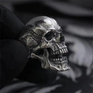 Vue côté de la  Bague Tête de Mort – Crâne du Damné