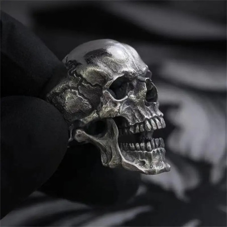 Vue côté de la  Bague Tête de Mort – Crâne du Damné