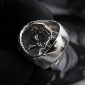 Bague Crâne du Damné – Bague Tête de Mort Artisanale en Acier