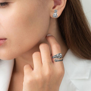 Vue portée de la Bague Tête de Mort Élégance Florale