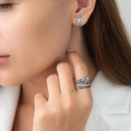 Vue portée de la Bague Tête de Mort Élégance Florale