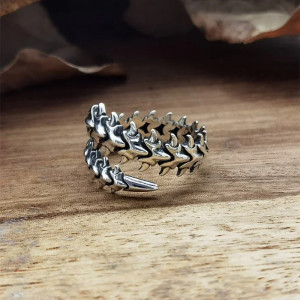Vue complète de la Bague Rock 'Serpent Vertébral'