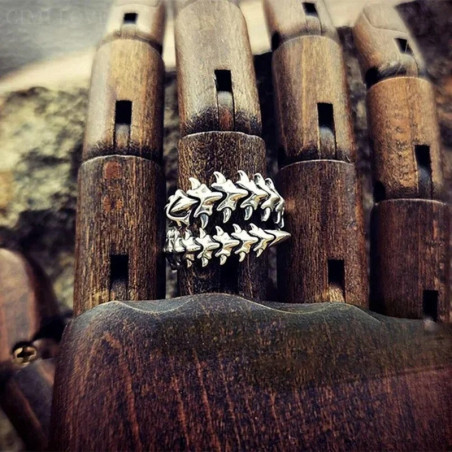 Vue portée de la Bague Rock 'Serpent Vertébral'