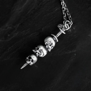 Vue côté du Collier Pendentif Tête de Mort – épée Lame des Âmes Déchues