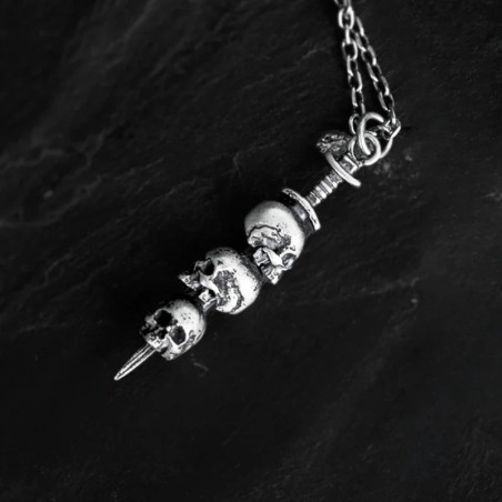Vue côté du Collier Pendentif Tête de Mort – épée Lame des Âmes Déchues