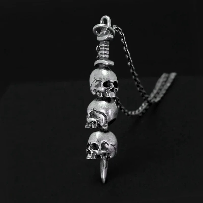 Collier Pendentif Tête de Mort – épée Lame des Âmes Déchues