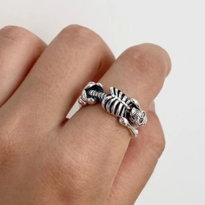 Vue portée de la Bague Tête de Mort – Squelette Relax