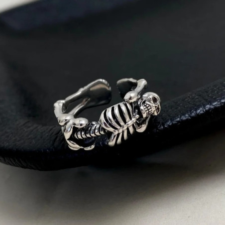 Vue côté de la Bague Tête de Mort – Squelette Relax