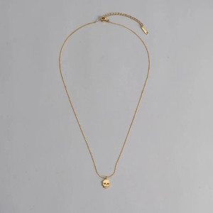 Vue complète du Collier Tête de Mort Love Skull Minimaliste