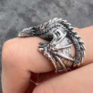 Vue Portée Bague Dragon Sombre - L'Étreinte du Gardien