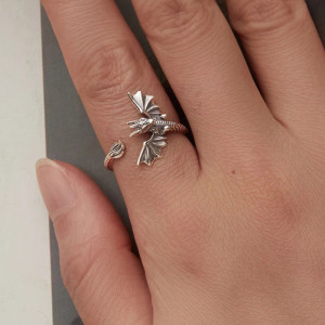 Vue Portée Bague Dragon  – Serpent Ailé du Crépuscule