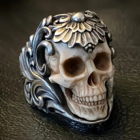Vue de côté  Bague Tête de Mort - Reliquaire Baroque