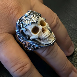 Vue Portée Bague Tête de Mort - Reliquaire Baroque