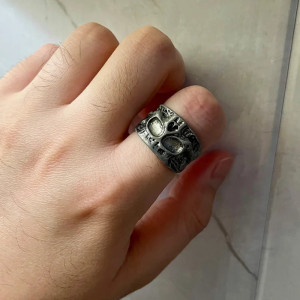 Vue Portée Bague Tête de Mort – Crâne Ravagé