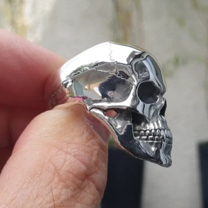 Vue de côté  Bague Tête de Mort – Crâne Miroir