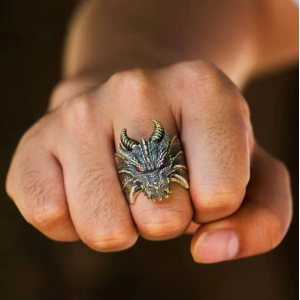 Vue portée de la Bague Tête de Dragon -Regard Infernal