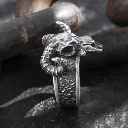 Vue latérale Bague Goth  Rock - Crâne du Chaman