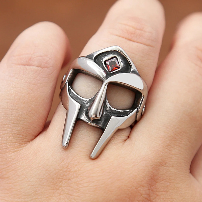 Vue Portée Bague Tête de Mort – Masque du Gladiateur Sanguin