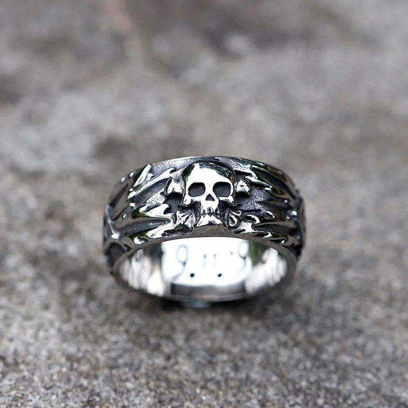 Bague Tête de Mort – Anneau des Flammes Noires