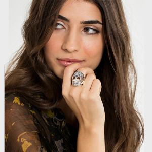 Vue Portée Bague Tête de Mort – Crâne Baroque Sombre